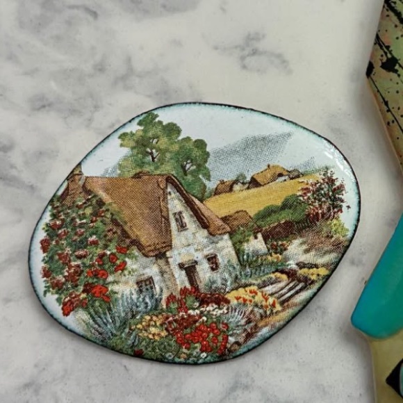 Vintage Enameled English Cottage Countryside Floral Scenic Brooch Pin - Picture 5 of 8